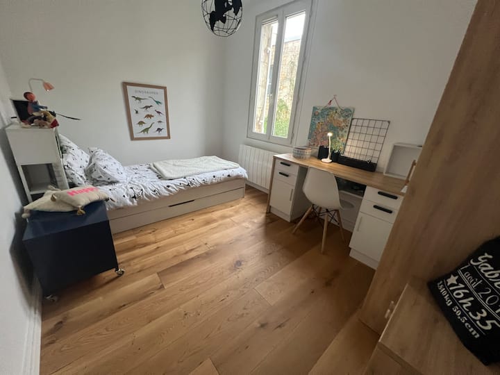 kati i dhomës së gjumit flenë 2: 
një KREVAT 90x190 dhe NJË sirtar 90x190