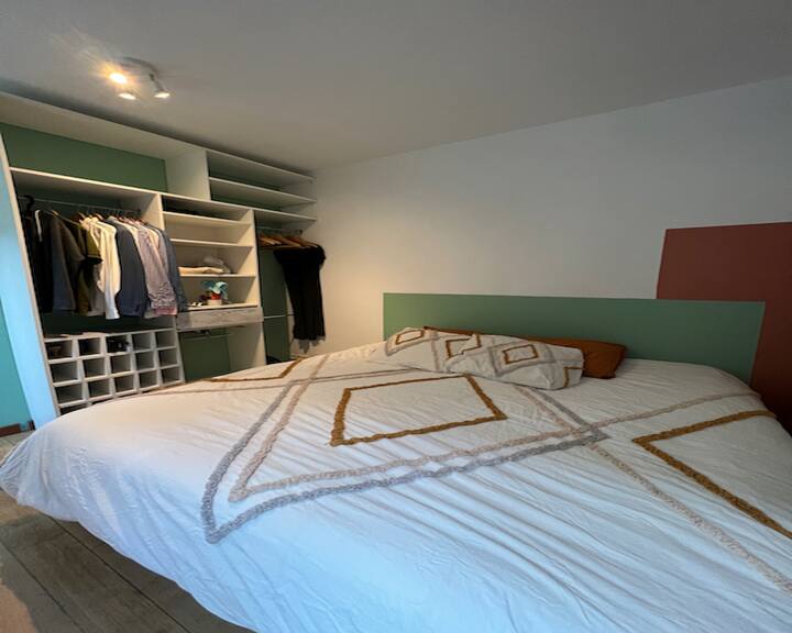 Dhomë gjumi në katin përdhes me KREVAT 180x200 dhe qasje të drejtpërdrejtë në xhakuzi dhe kopsht. 