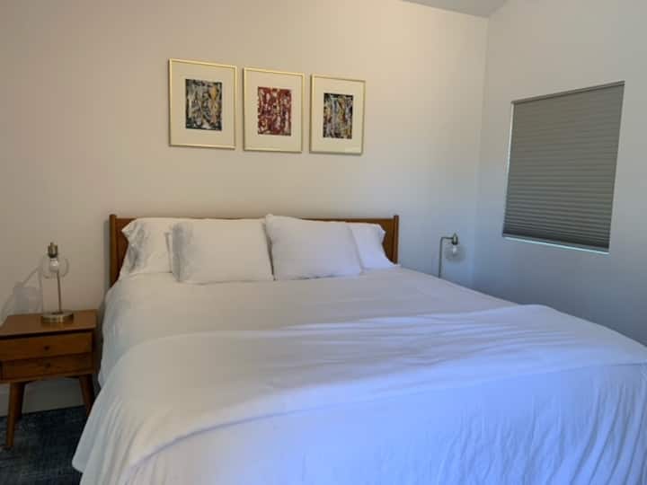 Pohodlná manželská posteľ King, strešné okno, centrálny vzduch a kúrenie a zatemňovacie rolety pre okná spálne. Vlastný predný vchod a vchod na terasu zo spálne.