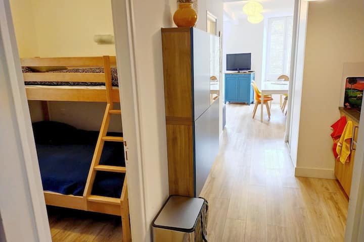 O quarto pequeno. Normalmente para 1 pessoa, mas depende de si