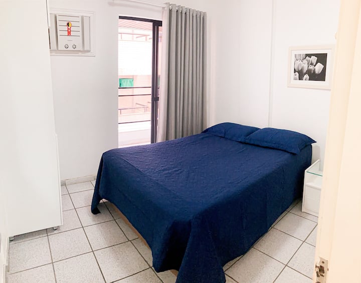 Camera da letto 2 - Letto matrimoniale, aria condizionata, uscita balcone laterale.