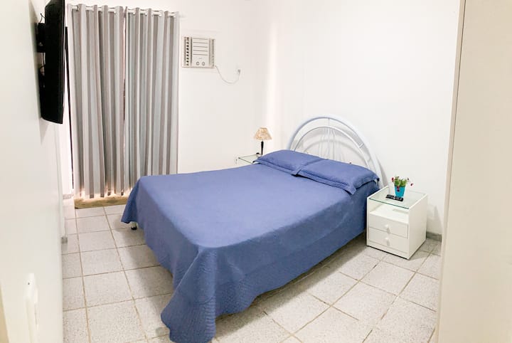 Room 1 - Suite. 
Letto matrimoniale, televisore e aria condizionata.