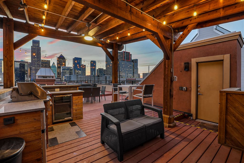 Airbnb Luxury Three Level Townhome plus Amazing Rooftop!