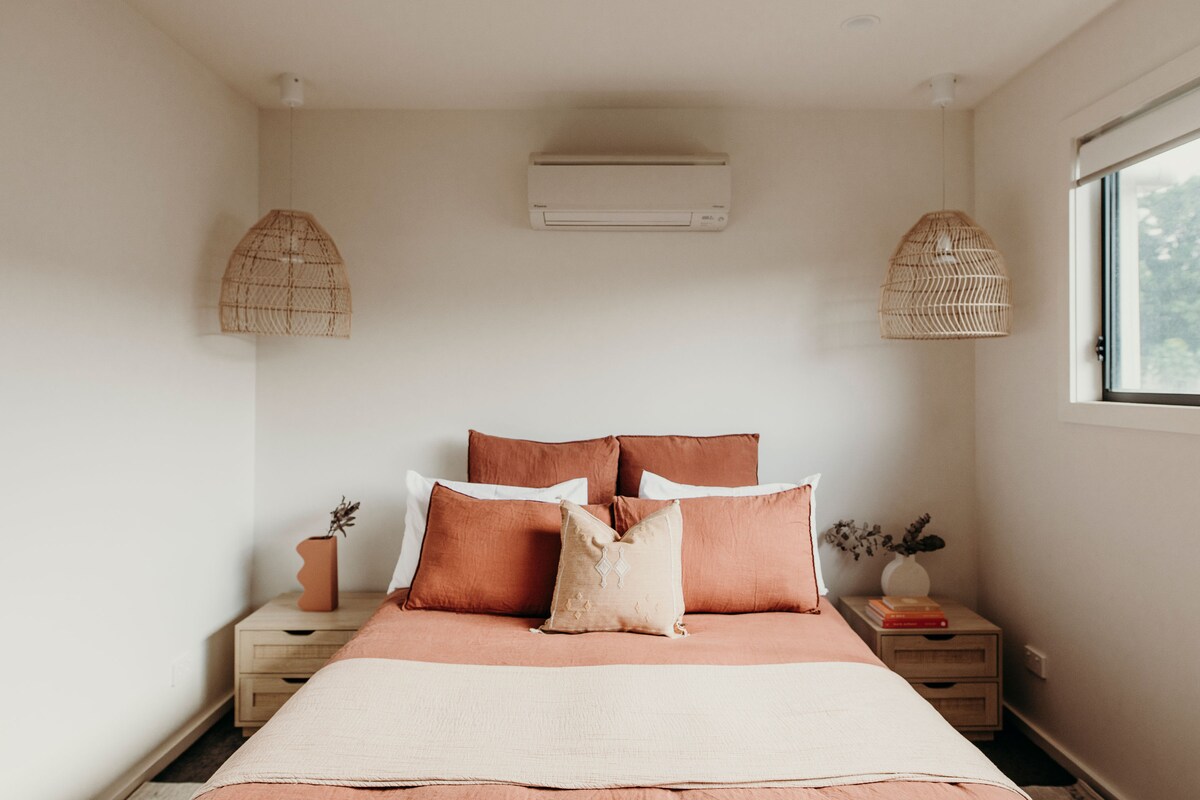 ผ้าปูที่นอนทั้งหมดได้รับการดูแลโดยบริการซักแห้งแบบมืออาชีพ