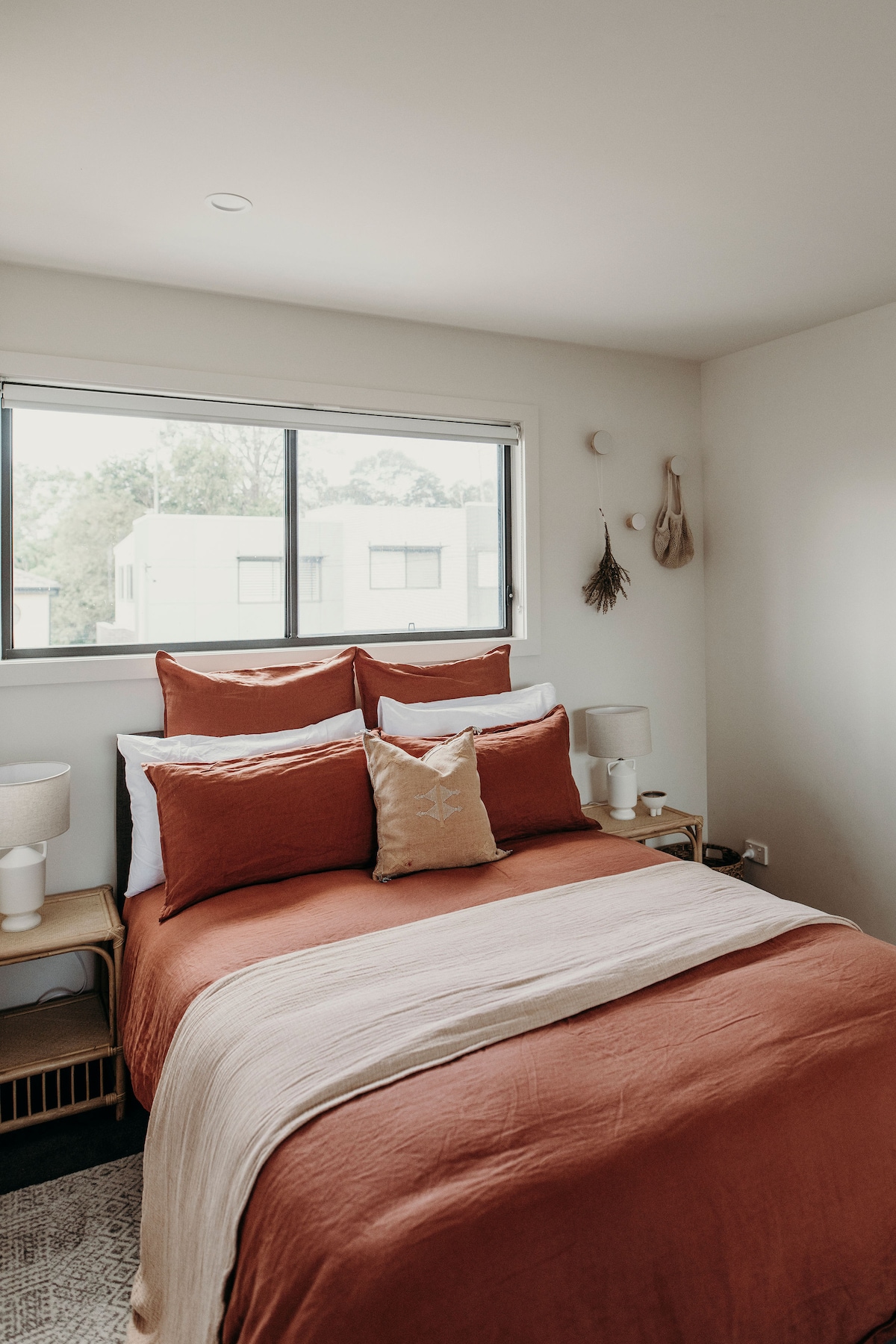 ห้องนอน Boho มีผ้าลินินสีส้มไหม้และเบาะผ้าไหมโมร็อกโก