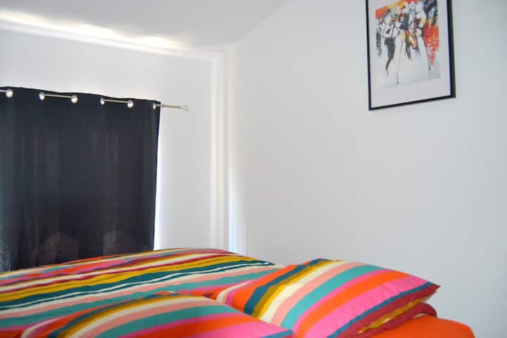 Bedroom 2. Bed 160*200. View of covered market and Sainte-Cécile Cathedral.