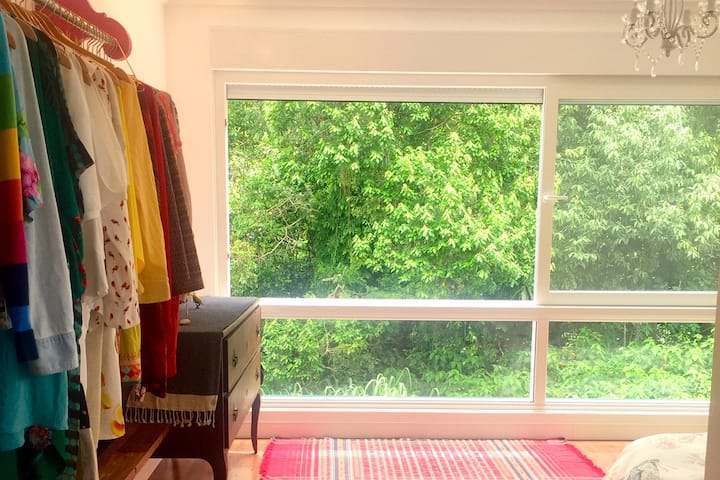 غرفة النوم الرئيسية (حمام داخلي) بإطلالة على الحديقة:)