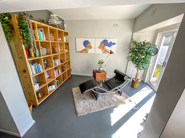 Tranquil Waterfront Hideaway with Stunning Views gallery image 2