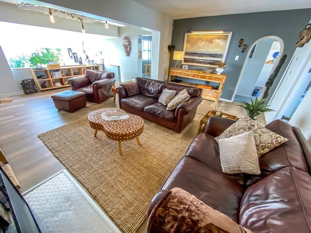 Tranquil Waterfront Hideaway with Stunning Views gallery image 4