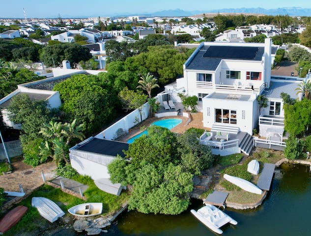 Tranquil Waterfront Hideaway with Stunning Views