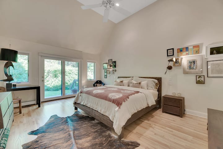 Chumba kikuu, kitanda cha povu la kumbukumbu, televisheni janja kubwa, matembezi makubwa kwenye kabati.