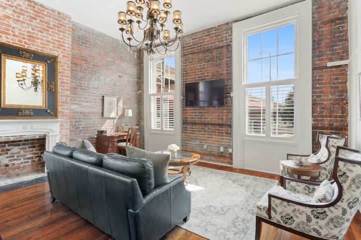 The Elegant and Historic Condo with Pool & Parking