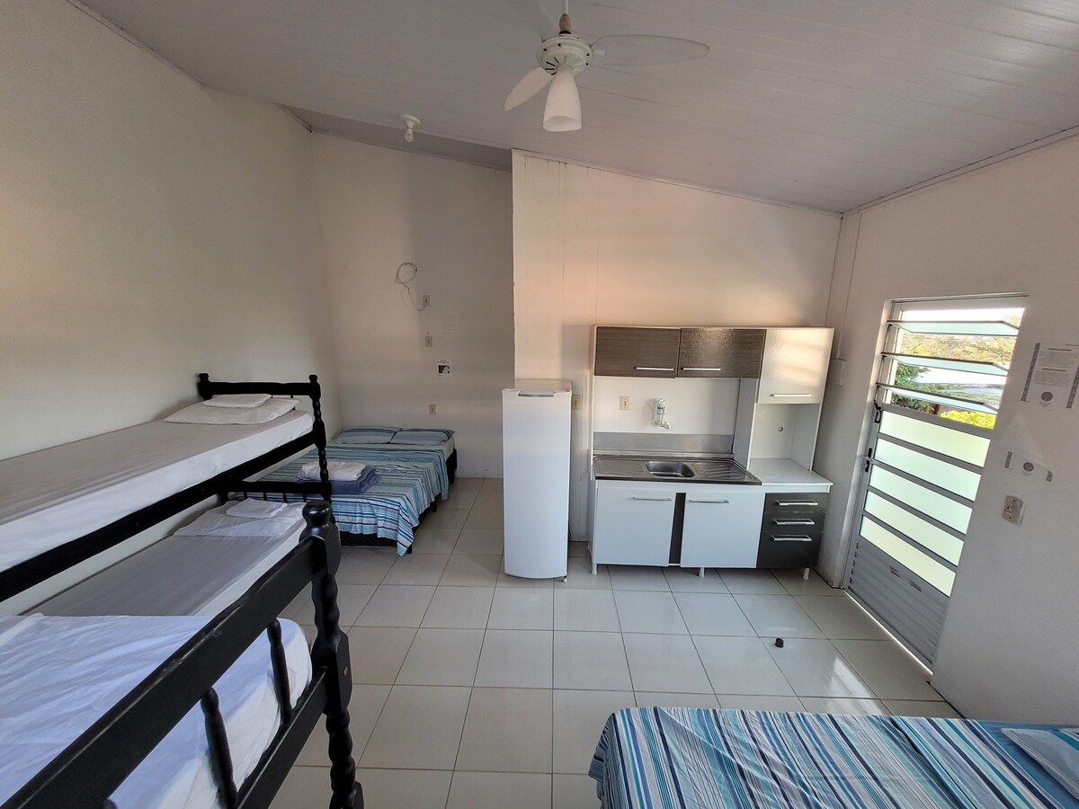 Entorno con 02 camas dobles y 02 literas, para hasta 08 personas