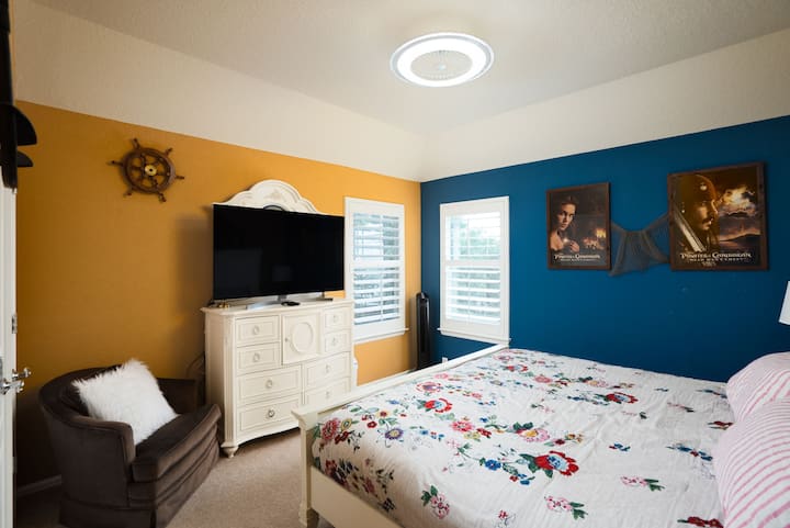 Retraite dans la chambre : un décor vibrant et un lit moelleux créent l'évasion parfaite à San Antonio !