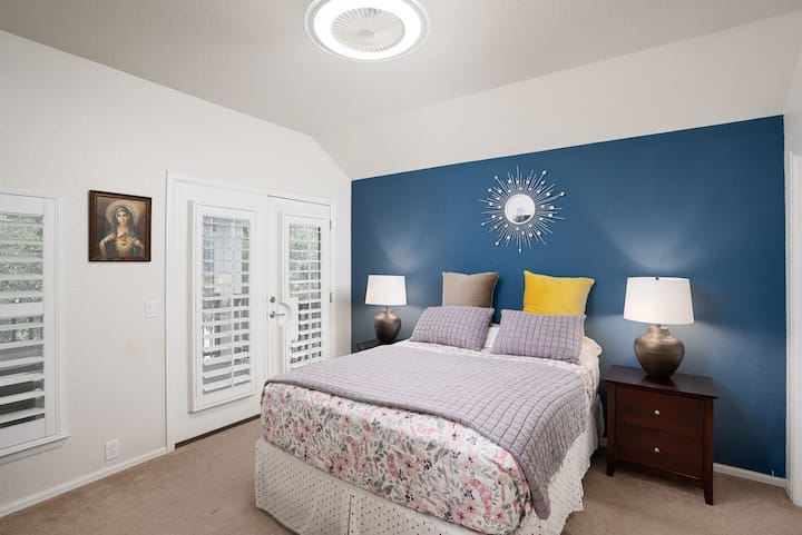 Chambre de charme : des teintes vives et un décor élégant créent une retraite rafraîchissante à San Antonio !