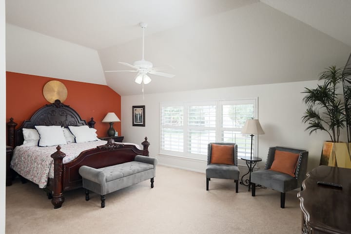 Suite principale : chambre lumineuse avec un décor élégant et des sièges confortables pour se détendre. Escapade parfaite !