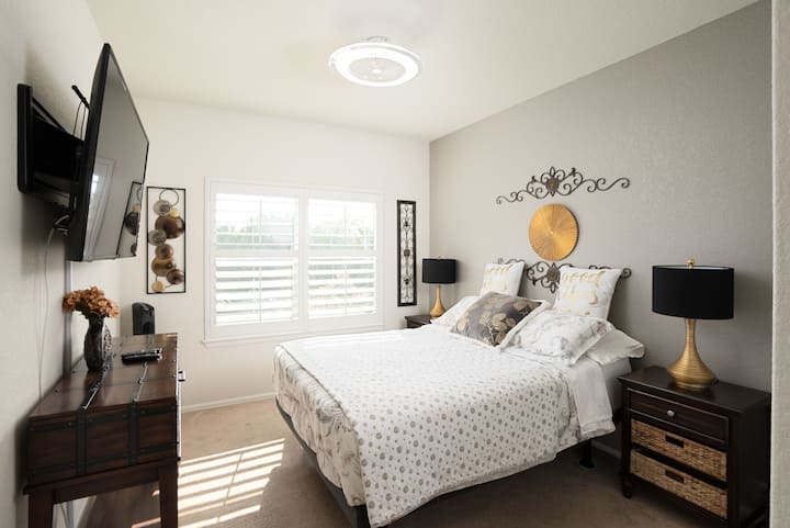 Chambre à coucher de charme : espace lumineux avec une décoration élégante et des vues relaxantes pour de beaux rêves !