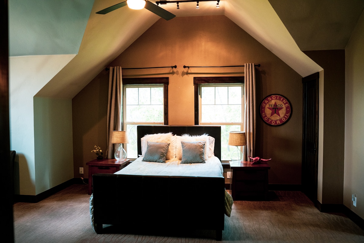 זה חדר שינה בקומה העליונה מס '1. הוא זהה לחדר שינה מס'2.