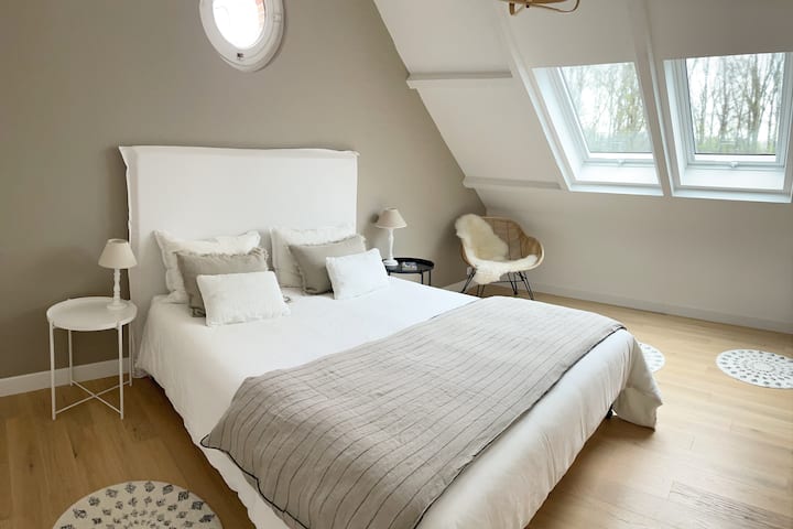 gran dormitorio en el ático