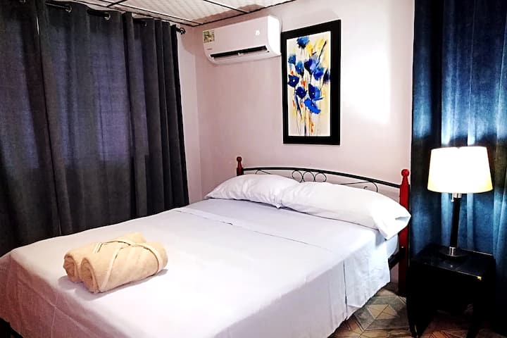 Двойна спалня със самостоятелна баня и отделно климатично помещение.