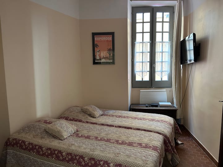 Zona e natës. 2 krevatet mund të ndahen nëse vizitorët dëshirojnë.