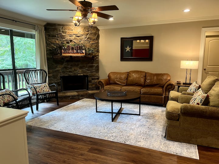 Voldoende comfortabele zitplaatsen, waaronder schommelstoelen van Ethan Allen.  Bijpassende voetenbankjes liggen netjes verscholen aan de voet van het hoofdbed.  