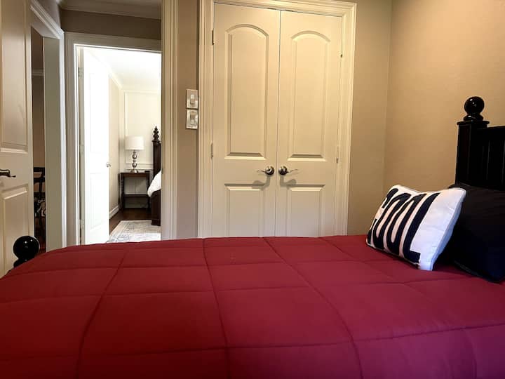 Slaapkamer 4 is tegenover de hoofdslaapkamer