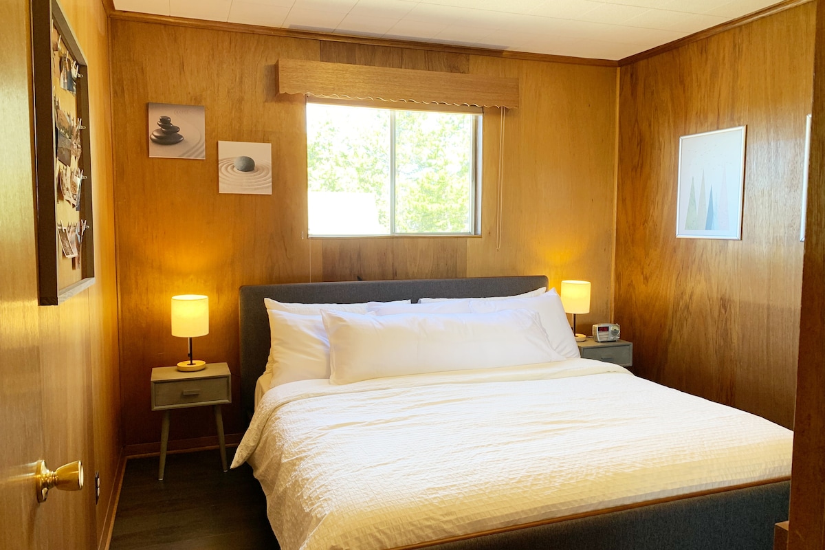 СПАЛНЯ 2: с двойно легло king size. Наричаме това Дзен спалня.