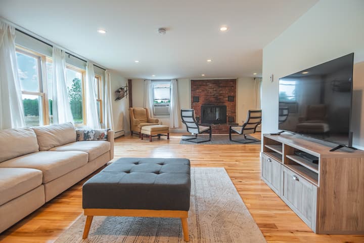 Minutes from Smuggs! Vermont Farmhouse | Sleeps 12