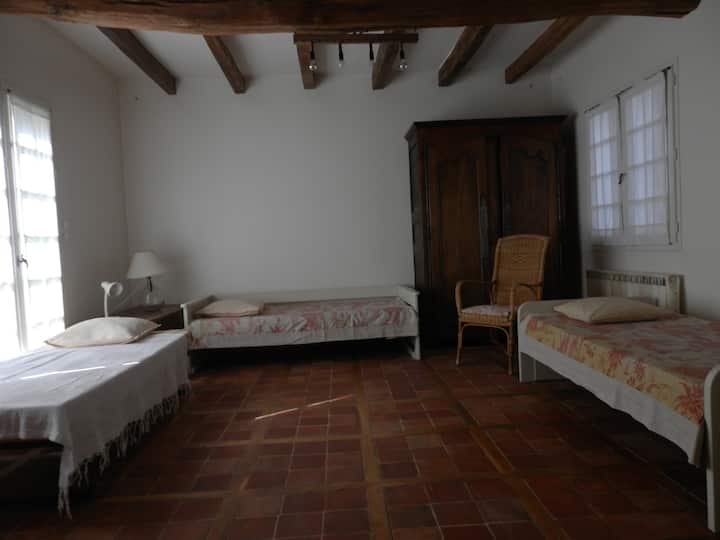 Chambre du rez de chaussée: deux lits de 90cm, et un lit de 120cm.