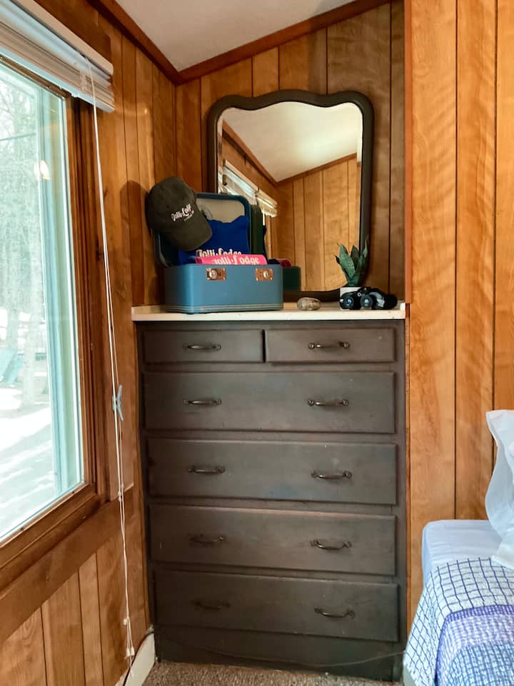 Dvojlôžková spálňa s výhľadom na les. 