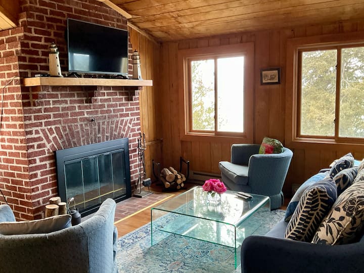 Obývacia a jedálenská časť detskej postieľky.  Všetky obytné priestory (a dokonca aj kúpeľňa) majú úžasný výhľad na Michiganské jazero.  Jednoducho nemôžete zostať bližšie k vode.