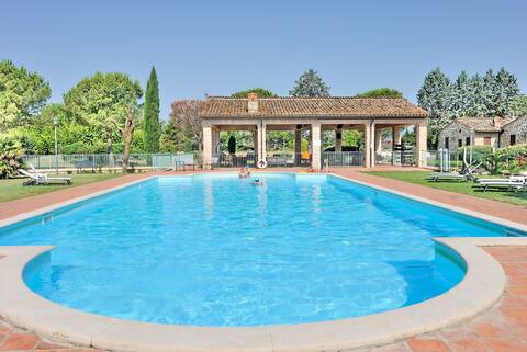 Casali with shared swimming pool - 18 people