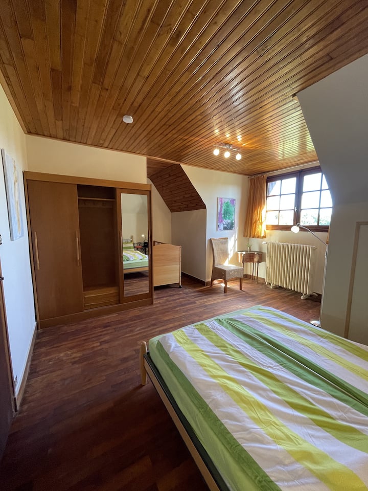 Dhoma e gjumit Kati i parë në lindje