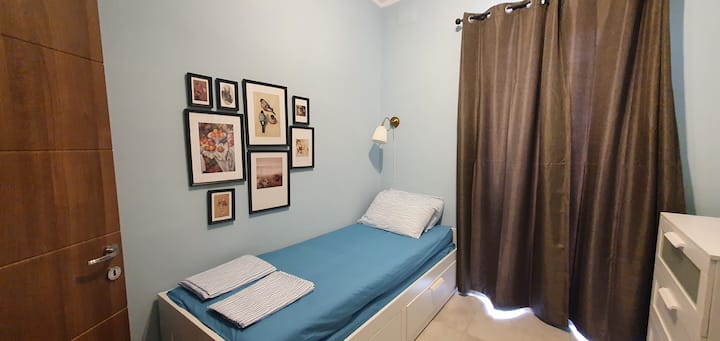 Chambre simple de rechange (le lit peut être prolongé en lit double) avec ventilateur et rideaux occultants et accès à une cour privée