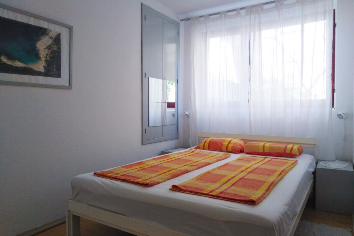 Spavaća soba s bračnim krevetom