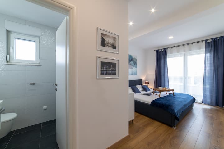 Dormitorio principal con baño en suite