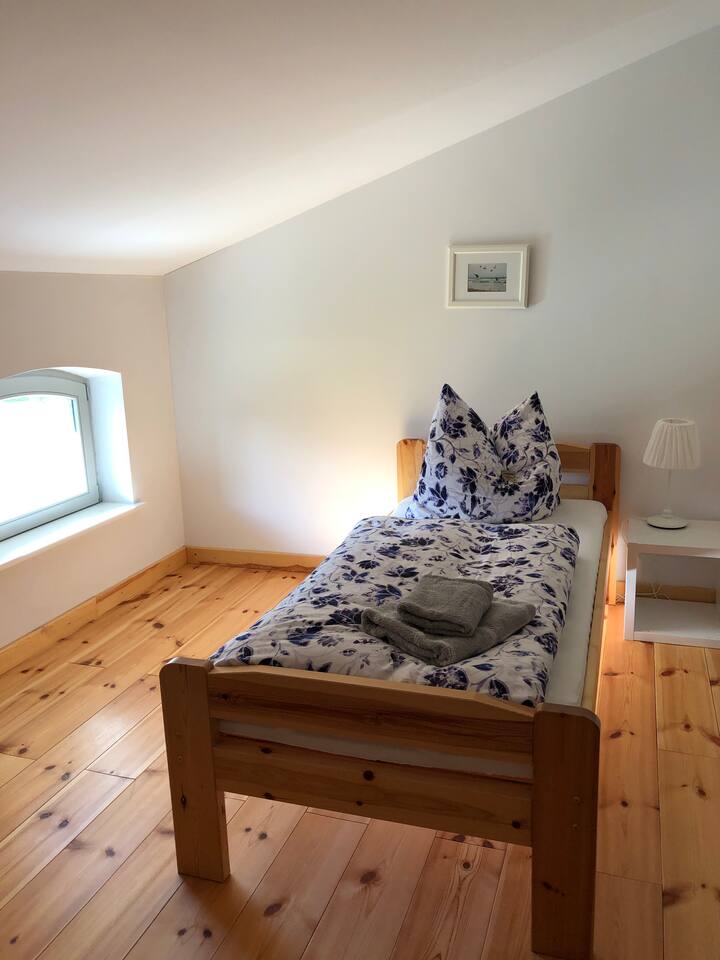 חדר שינה עם שתי מיטות יחיד