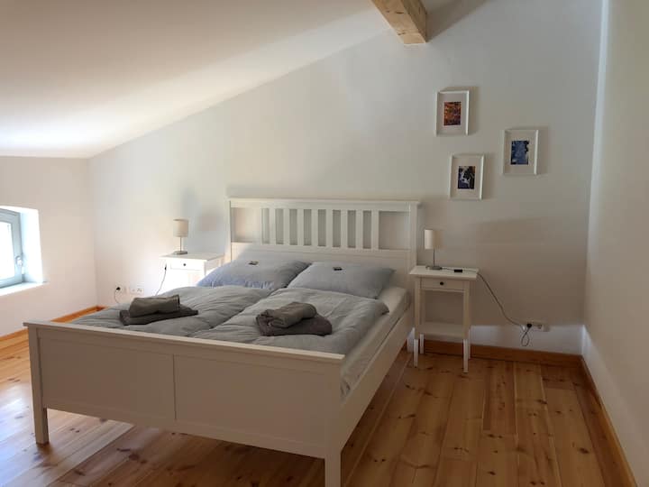 חדר השינה למעלה