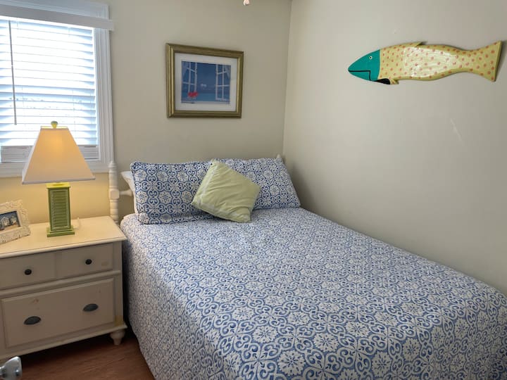 La camera 2 ha un letto matrimoniale.