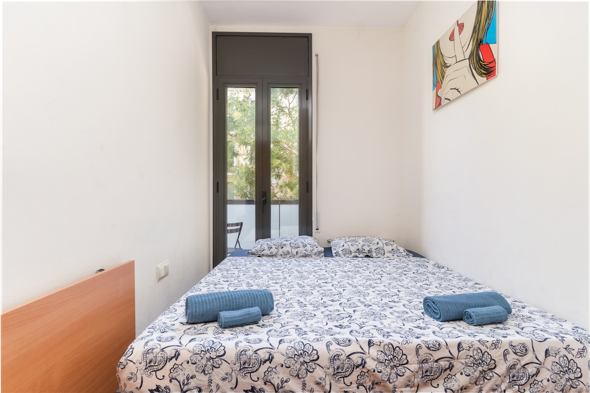 Spálňa č.2. Môže byť nastavená ako dvojlôžková alebo jednolôžková spálňa podľa počtu hostí. Má prístup na balkón