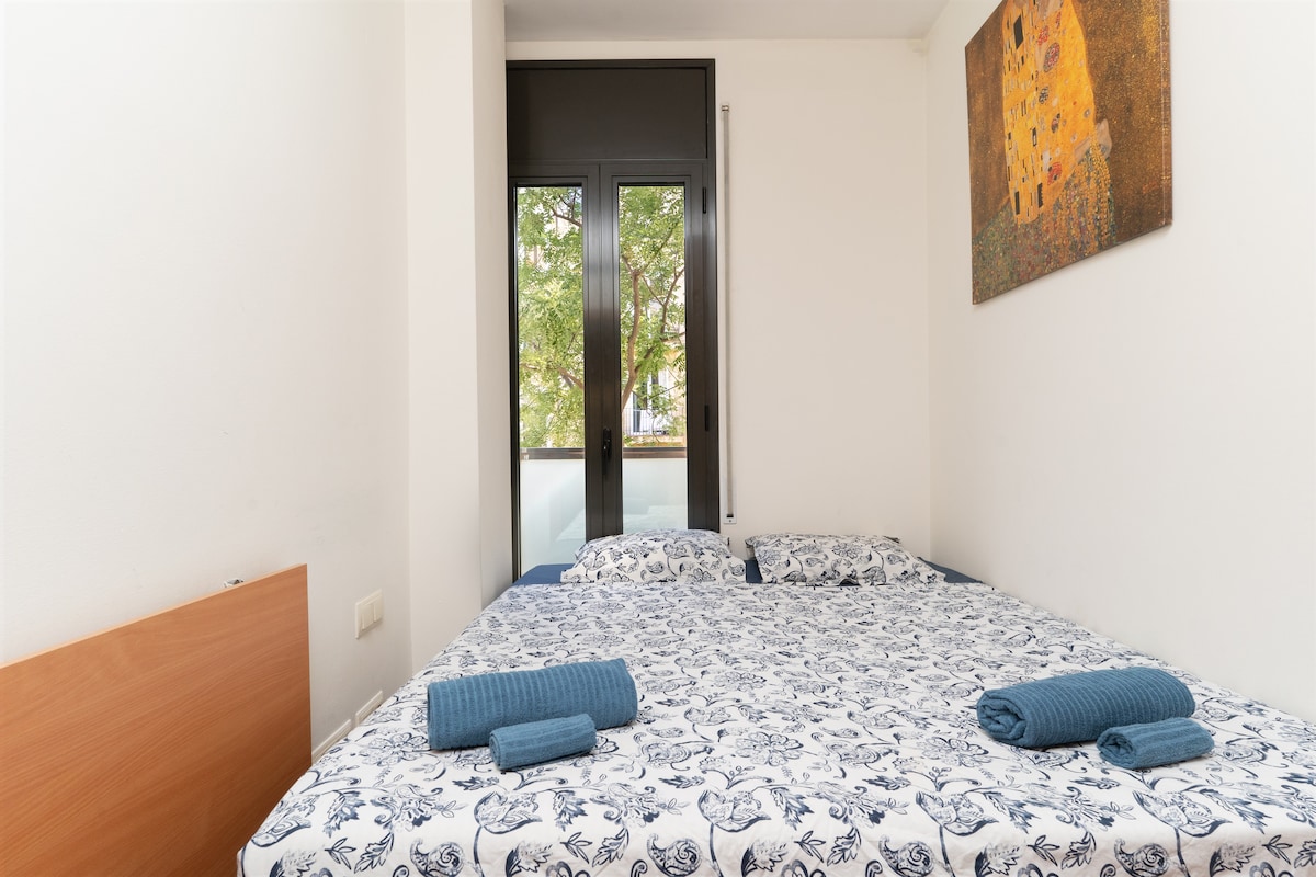 Spálňa č.3. Môže byť nastavená ako dvojlôžková alebo jednolôžková spálňa podľa počtu hostí. Má prístup na balkón