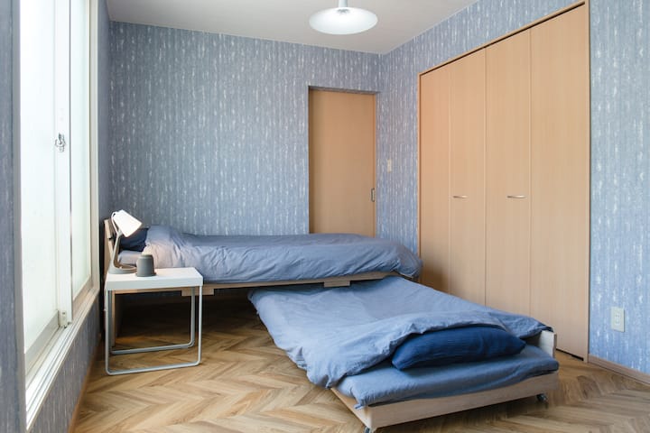 3名様以上のお泊りの際はこちらが寝室になります。長期滞在の時は洗濯を干したり、物置にしたりと自由にお使いいただけます。