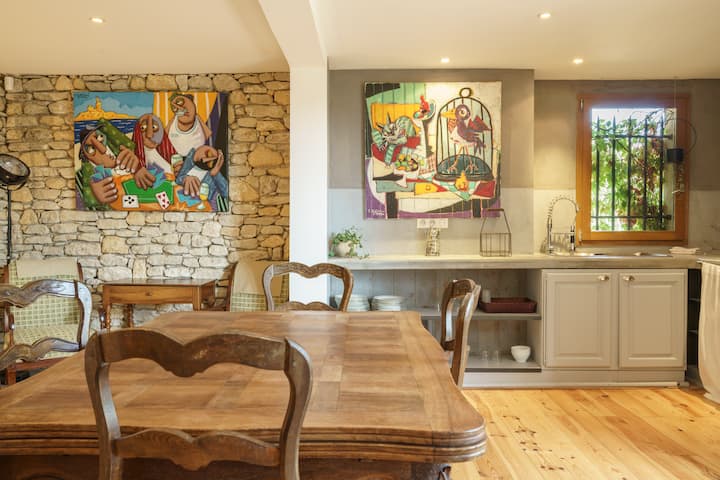Studio appartement at the ground level with kitchenette, queen bed, private toilet and an italian shower