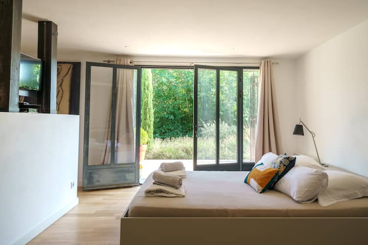 Kind bed with an italian shower and a single sink. Ground floor level