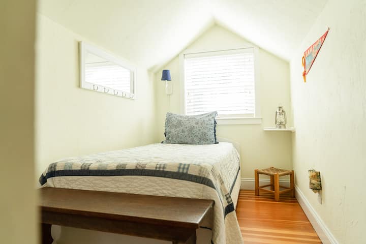 אחת משלוש מיטות נפרדות במפרץ לופט פרטי קטן משלה. 