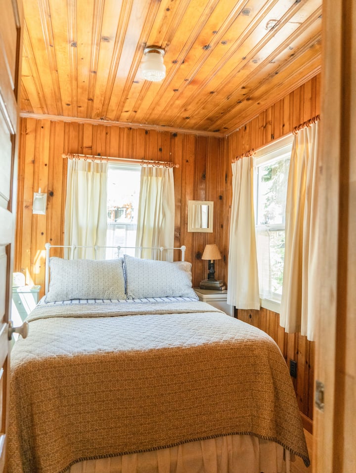 מיטה זוגית בחדר השינה למטה.