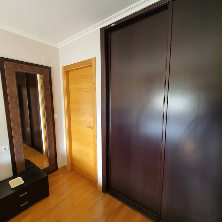 ผู้เข้าพักที่จองที่พัก Airbnb ที่ตั้งอยู่ในเมือง Ajaccio, Annecy, Antibes, Avignon, Biarritz, Bordeaux, Cannes, Chamonix, La Rochelle, L