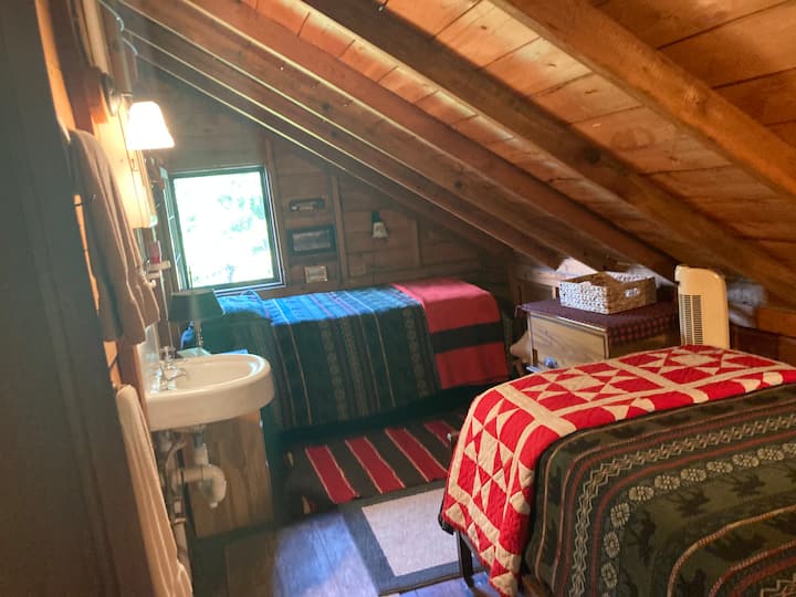 Dhomë gjumi rustike LG. Shiko dhe dëgjo liqenin nga krevati yt.