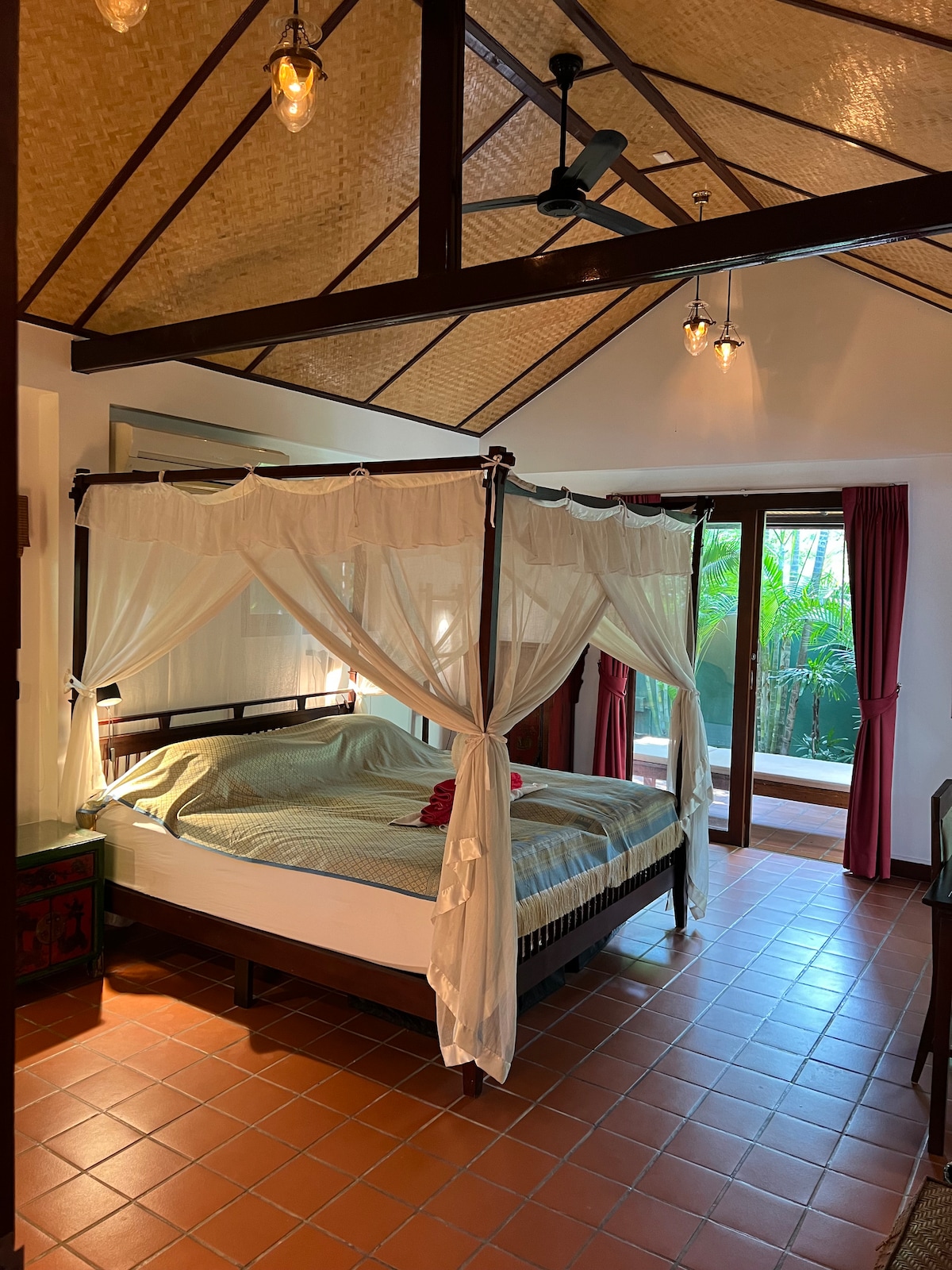 غرفة النوم الرئيسية الكبيرة مع مساحة منفصلة للاسترخاء في الخارج-